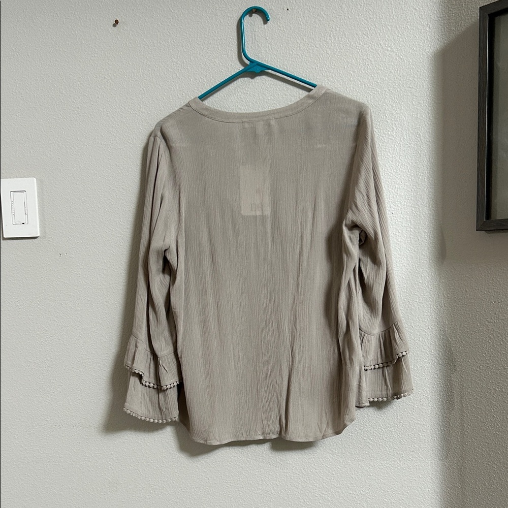 NWT-DR2 Grey Ruched Blouse with Flared Sleeves - Picture 4 of 4